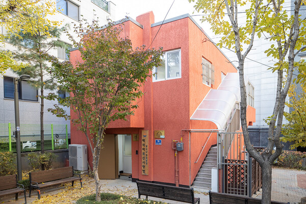 ▲ ‘백석경로당’ 리모델링 후 건물 정면 사진.