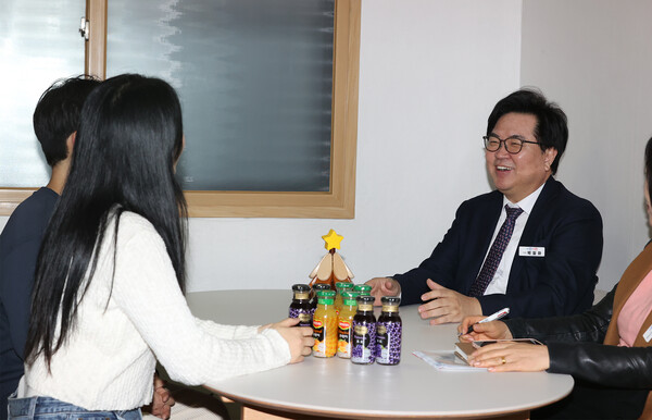 ▲ 박일하 동작구청장이 지난 3월 사당1동 청년 신혼부부 전세임대주택을 방문해 입주자와 대화를 나누고 있다.