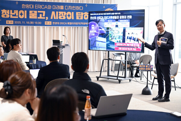 ▲ 이민근 안산시장이 한양대ERICA 학생들과의 토크 콘서트에서 안산의 미래에 관한 특강을 진행하고 있다.