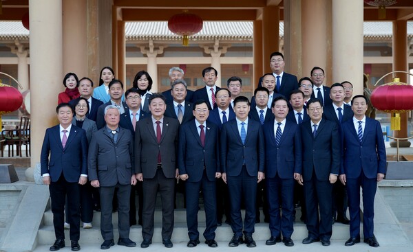 ▲  중국 둔황시를 방문한 주낙영 경주시장과 경주시 대표단이 18일 둔황시청 앞에서 둔황시 주요 인사들과 기념촬영을 하고 있다.