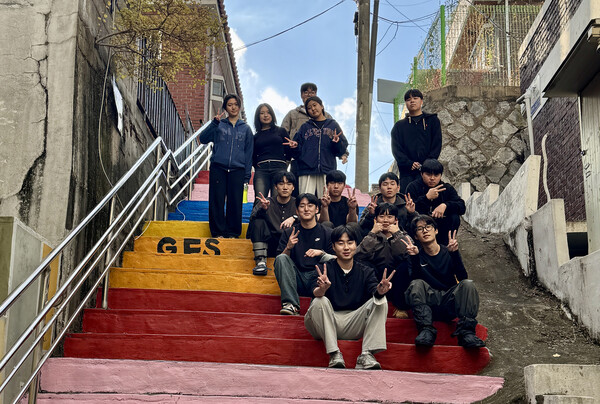 ▲ 벽화 정비사업에 참여한 청년들.