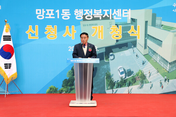 ▲ 이재식 의장이 '망포1동 행정복지센터 신청사 개청식'에 참석해 축사를 하고 있다.