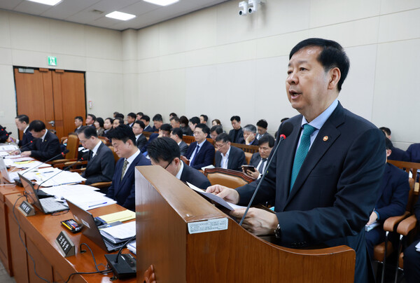 ▲ 구윤철 경제부총리 겸 기획재정부 장관이 17일 서울 여의도 국회에서 열린 기획재정위원회 전체회의에서 안건 의결에 대한 인사말을 하고 있다. /뉴시스