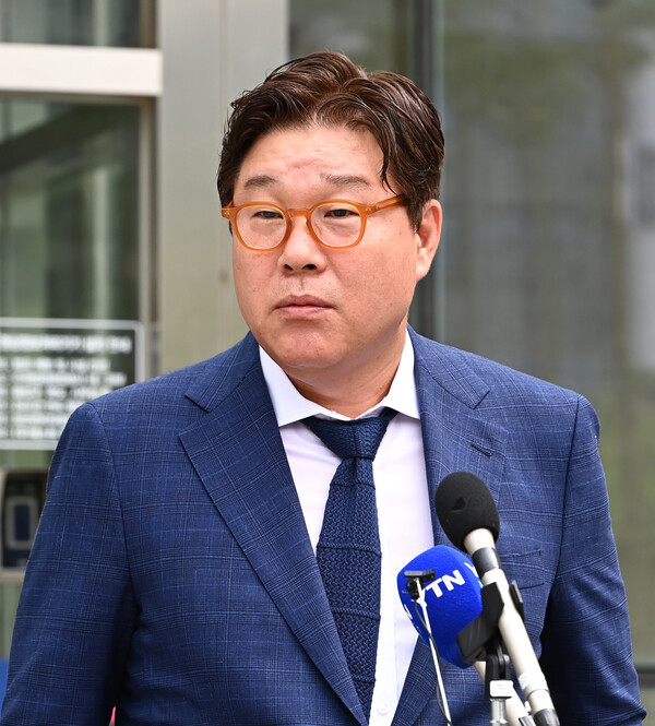 ▲ 불법 대북송금과 뇌물 공여 혐의 등으로 기소된 김성태 전 쌍방울 그룹 회장이 지난해 7월12일 경기도 수원시 영통구 수원지방법원에서 열린 1심 선고 공판을 마친 뒤 취재진 질문에 답하고 있는 모습. /뉴시스