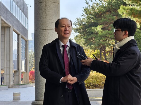 ▲ 이완규 전 법제처장이 11월 19일 오전 서초구 서울고검 내란 특검팀(특별검사 조은석)에 출석하며 취재진 질문에 답하고 있다. /뉴시스