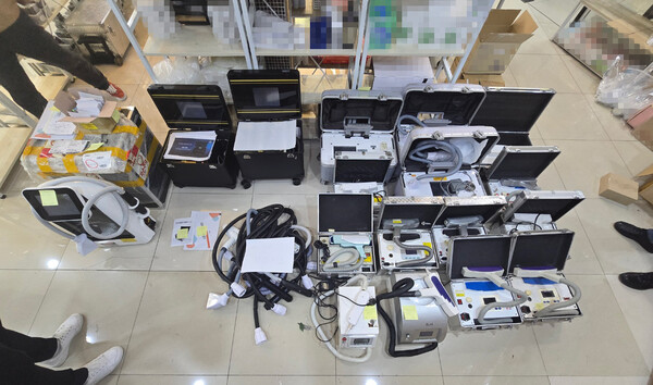 ▲ 남해해경청이 압수한 무허가 의료기기들. (사진=남해해경청 제공)