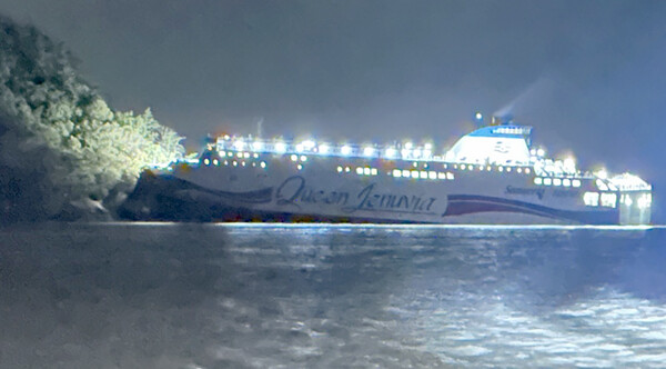 ▲19일 오후 전남 신안군 장산면 족도에서 승객 260여명을 태운 여객선이 좌초했다. /뉴시스