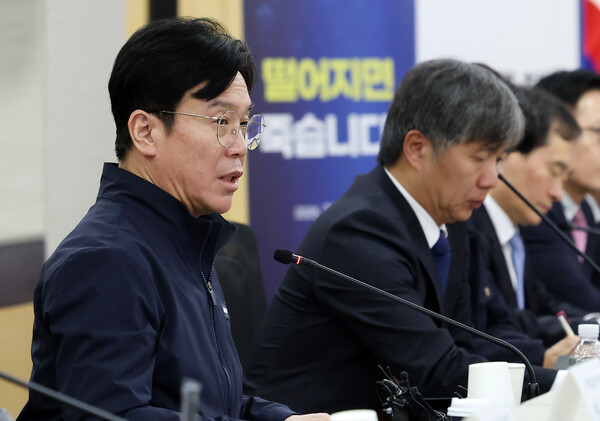 ▲ 김영훈 고용노동부 장관이 4일 오전 서울 중구 서울고용노동청에서 열린 공공기관 긴급 안전 대책회의에 참석해 발언을 하고 있다. /뉴시스