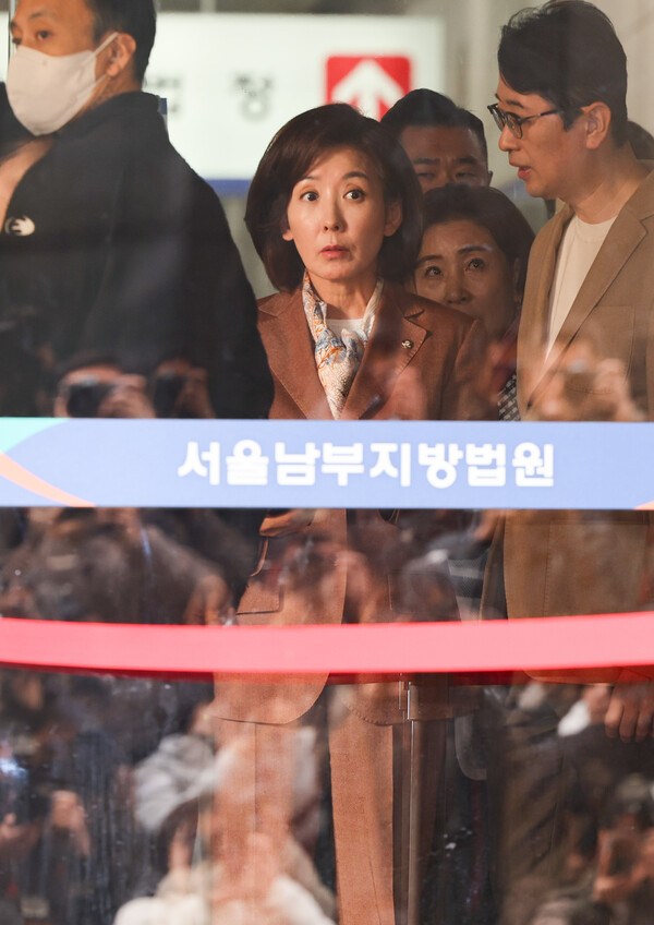 ▲ 나경원 국민의힘 의원이 11월 20일 오후 서울 양천구 서울남부지방법원에서 열린 국회 '패스트트랙 충돌' 사건 선고 기일을 마친 뒤 법정을 나서고 있다. /뉴시스