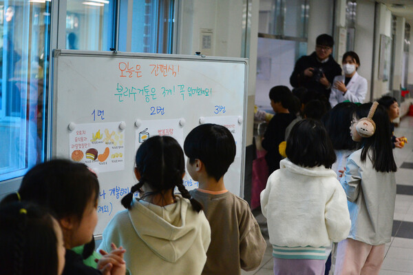 ▲ 청주의 한 초등학교에서 간편식을 받으려는 아이들이 줄을 서서 기다리고 있다. /뉴시스