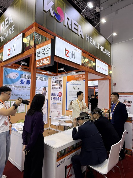 ▲ 해외 바이어들이 중국 국제수입박람회에 마련된 성남 기업부스에서 제품을 체험하고 있다.