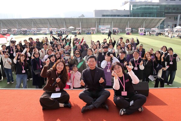 ▲ '커라페스티벌' 참석자들 기념촬영 모습.