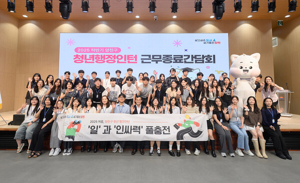 ▲ 올해 하반기 행정인턴 근무종료식에서 청년들과 기념촬영 중인 이기재 구청장.