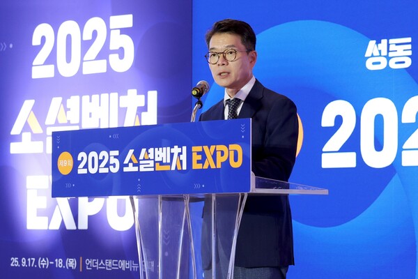 ▲ 성동구가 2025년 대한민국 일자리 어워드에서 과학기술정보통신부 장관상을 수상했다. 사진은 2025 서울숲 소셜벤처 엑스포에서 정원오 성동구청장 모습.