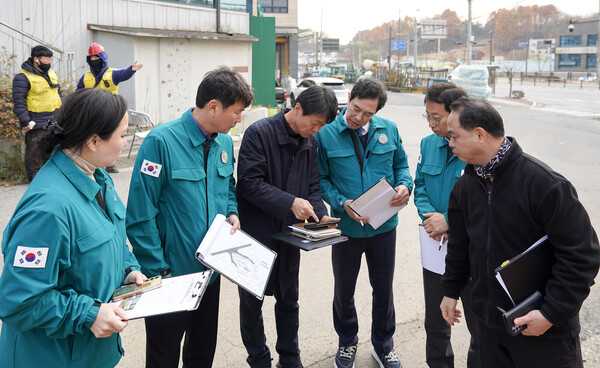 ▲ 하남시의회 도시건설위원회 소속 의원들이 풍산동 소재 연세하남병원 신축 공사 현장을 방문해 도로점용 미준수에 의한 안전사고 예방 관련 질의응답을 하고 있다.