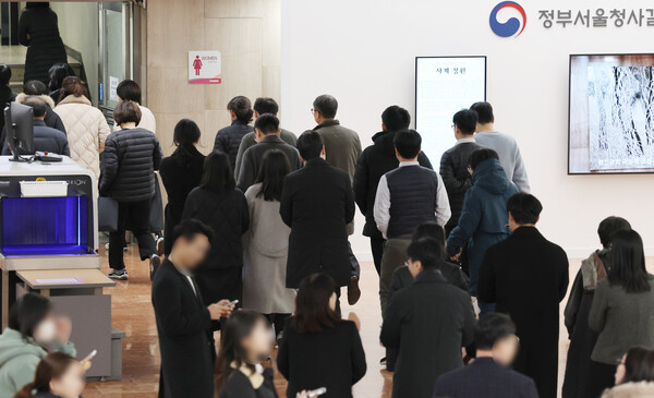 ▲ 공무원들이 점심 식사를 위해 청사를 나서고 있다. /뉴시스