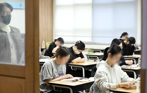 ▲ 2026학년도 대학수학능력시험일인 13일 부산 연제구 연제고등학교에 마련된 시험장에서 고3 수험생들이 차분하게 시험을 준비하고 있다. /뉴시스