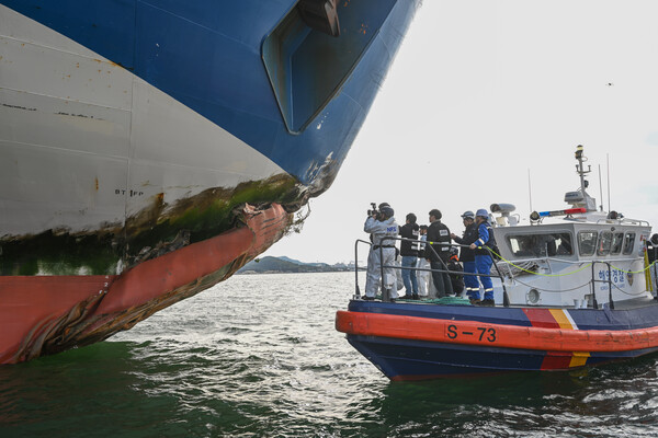 ▲ 해경·국과수 합동감식반이 20일 오후 전남 목포시 삼학부두에 정박한 좌초 사고 여객선 퀸제누비아2호를 육안 조사하고 있다. /뉴시스