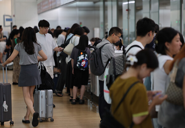 ▲ 인천국제공항 출국장에 많은 여행객들이 출국 수속을 하고 있다. /뉴시스