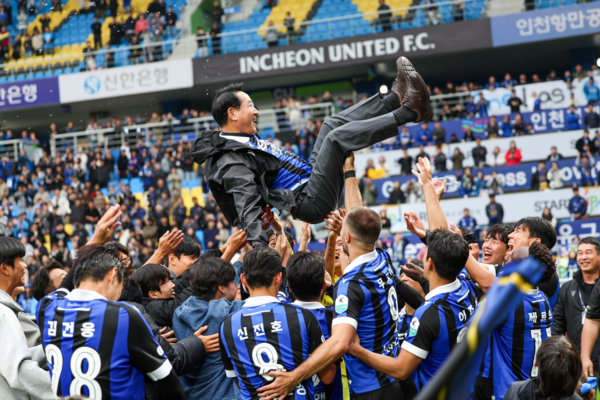 ▲ 유정복 인천광역시장이 K리그2 우승을 확정지은 10월 26일 인천UTD 선수들의 헹가래를 받고 있다.