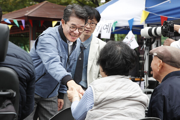 ▲ 구민과 소통하고 있는 정원오 성동구청장.