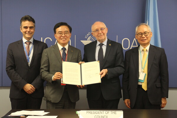 ▲ 진교훈 강서구청장(왼쪽에서 두 번째)이 6월 26일 ICAO 본부 의장 회의실에서 살바토레 샤키타노(오른쪽에서 두 번째) 의장에게 서한문을 전달하고 있다.