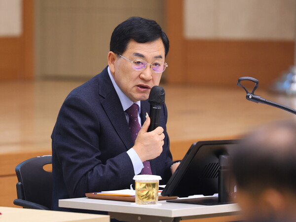 ▲ 경주시 주낙영 시장이 24일 오전 시청에서 열린 확대간부회의에서 주요 현안과 연말 행사 추진 상황을 점검하며 발언하고 있다.