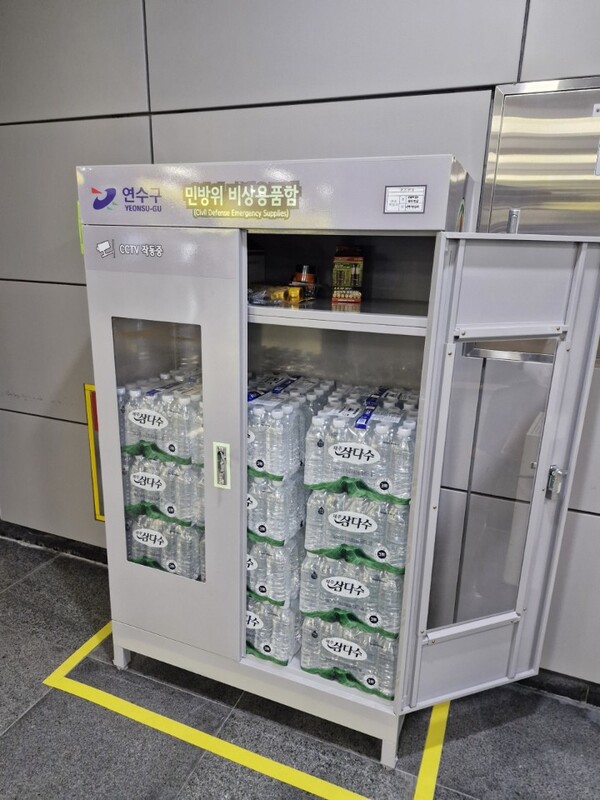 ▲ 민방위 대피시설에 비상용품함 시범 설치 모습.
