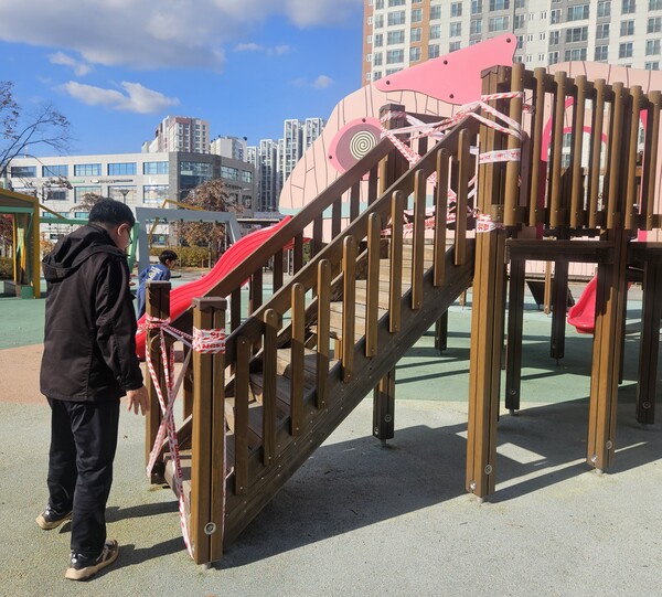 ▲ 공원 시설 점검 모습.