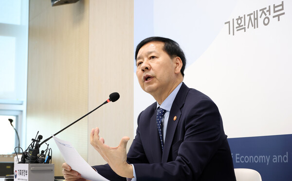 ▲ 출입기자 질문에 답하는 구윤철 부총리. /뉴시스