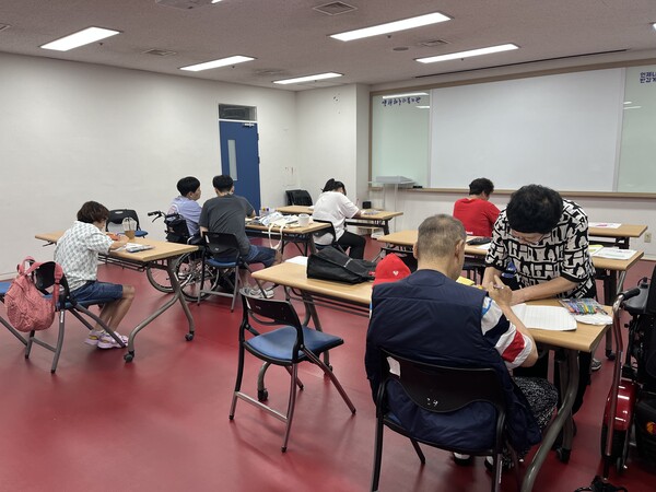 ▲ 한글교실 프로그램 진행 사진.