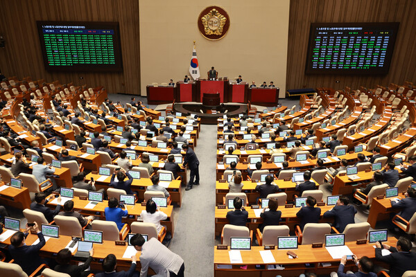 ▲ 지난 8월 24일 오전 서울 여의도 국회에서 열린 제428회 국회(임시회) 제2차 본회의에서 노동조합 및 노동관계조정법 일부개정법률안(대안)이 더불어민주당 주도로 통과되고 있다. /뉴시스