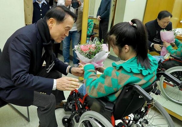 ▲ 경기도교육청 장애인식개선 창작뮤지컬 ‘위리’ 출연 장애학생을 격려하는 임태희 교육감.