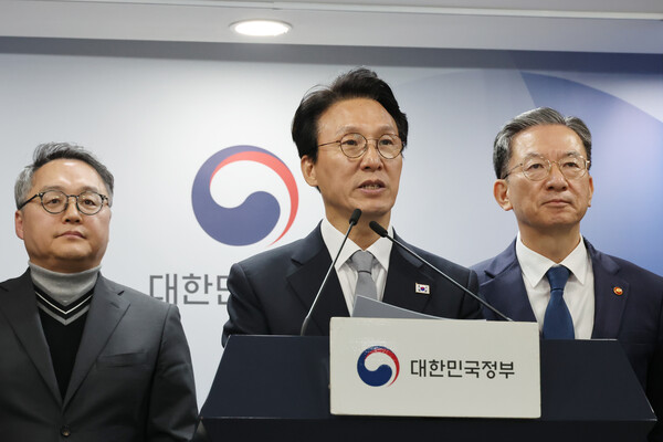 ▲ 김민석 국무총리가 18일 서울 종로구 정부서울청사에서 열린 ‘론스타’ ISDS 취소 신청 관련 긴급 브리핑을 하고 있다. /뉴시스