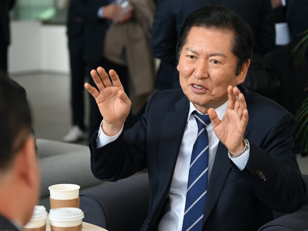 ▲ 정청래 더불어민주당 당대표가 22일 오후 전남 나주 한국에너지공대에서 'APEC 국민성과 및 민주주의 미래 비전' 특별강연을 앞두고 전남지역 국회의원들과 차담회를 하고 있다. /뉴시스