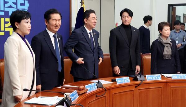 ▲ 정청래 더불어민주당 대표와 최고위원들이 24일 오전 서울 여의도 국회에서 열린 최고위원회의에서 인사 준비를 하고 있다. /뉴시스