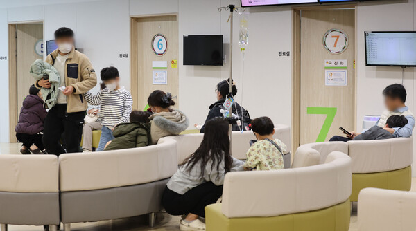 ▲ 독감이 유행 중인 지난 11월 19일 오후 서울 성북구 우리아이들병원 진료실이 진료를 받기 위해 기다리는 어린이들로 붐비고 있다. /뉴시스