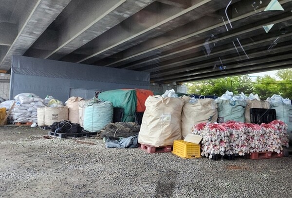 ▲ 보조금을 빼돌리려 이용한 그물. (사진=군산해경 제공)