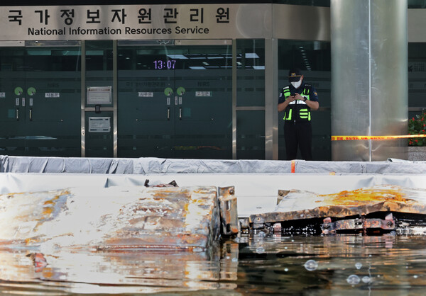 ▲ 10월 1일 오후 대전 유성구 국가정보자원관리원 화재현장에 설치된 외부 냉각 침수조의 리튬이온 배터리에서 화학작용으로 인한 기포가 올라오고 있다. /뉴시스