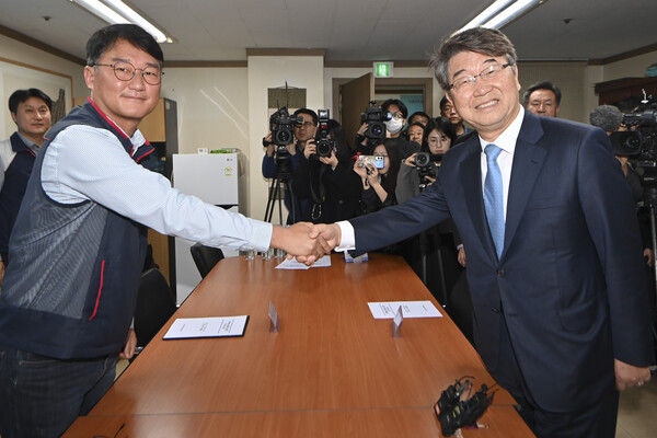 ▲ 민주노총-경사노위, 26년 만에 악수. /뉴시스