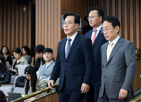 ▲ 송언석 국민의힘 원내대표 등 원내지도부가 25일 서울 여의도 국회에서 열린 원내대책회의에 참석하고 있다. /뉴시스