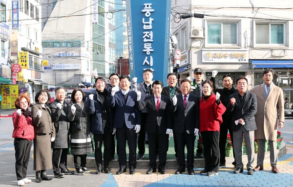 ▲ 서강석 송파구청장(가운데)이 풍납시장 간판어닝 개선사업 준공현장에 방문해 주민들과 함께 기념촬영을 하고 있다.