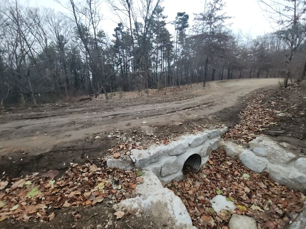 ▲ 신설한 남동 임도 배수관로.