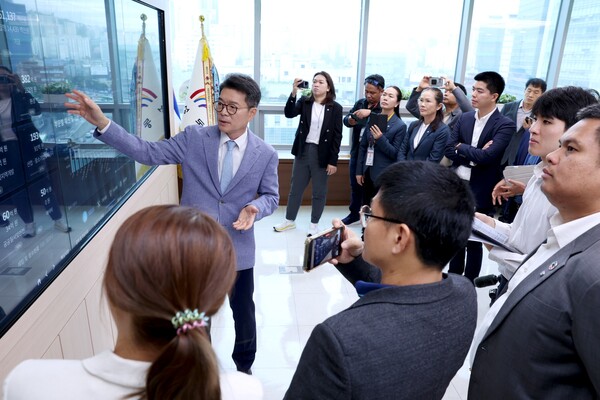 ▲ 성동구를 방문한 태국 지방정부 관계자들에게 스마트 정책 소통 시스템을 설명하고 있는정원오 성동구청장 모습.
