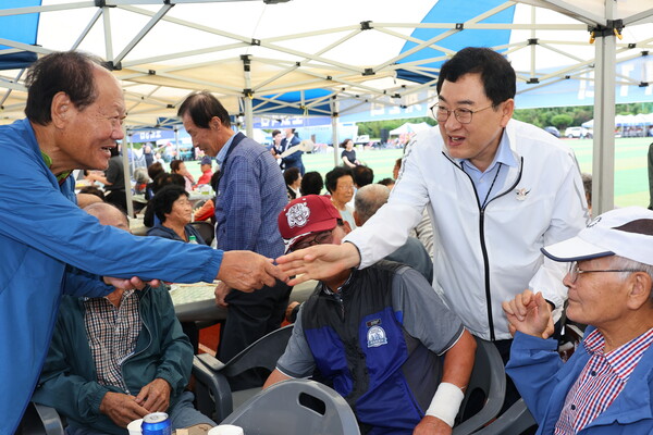 ▲ 주낙영 시장이 지역 어르신들과 인사를 나누며 민생 현장의 의견을 듣고 있다.