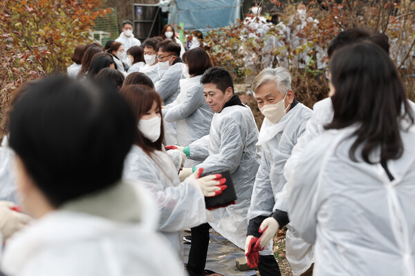 ▲ 따숨 한 장의 기적 연탄 봉사활동 참여한 김정헌 구청장.