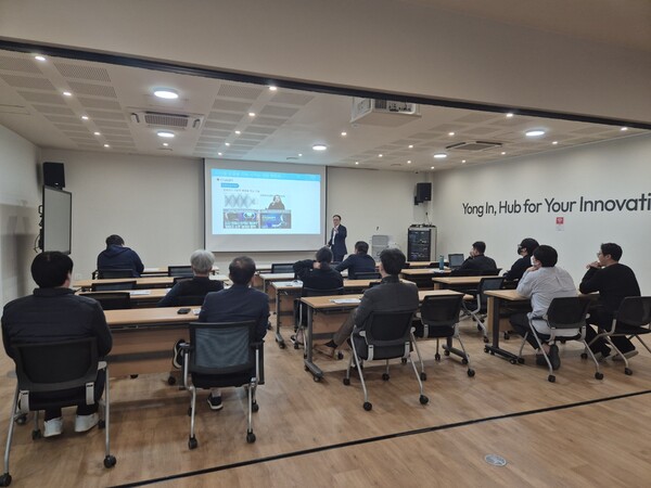 ▲ 소공인 스타트업허브 1층 컨퍼런스룸에서 소공인들이 디지털 DX 전략교육을 듣고 있다.