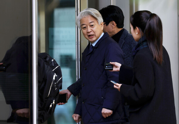 ▲ 사업가로부터 6000만원의 불법 정치자금 수수 혐의를 받는 노웅래 전 더불어민주당 의원이 11월 26일 오전 서울 서초구 서울중앙지방법원에서 열린 선고 기일에 출석하고 있다. /뉴시스