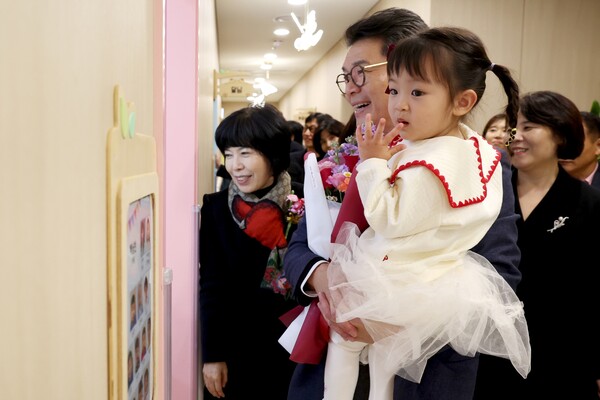 ▲ 지난 13일 구립 행당라체르보어린이집 개원식에서 아이와 함께 있는 정원오 성동구청장 모습.