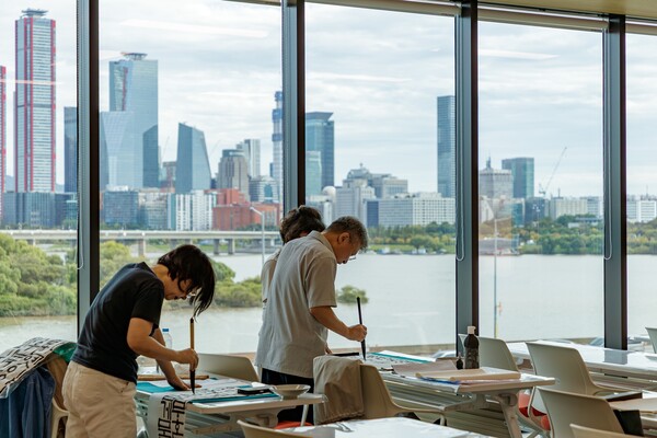 ▲ 한강 조망이 장점인 마포365구민센터에서 주민들이 서예 교육을 받고 있다.